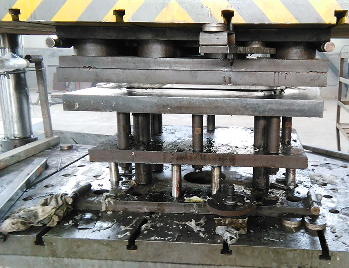 水槽成型液壓機(jī)(圖2) 水槽成型液壓機(jī)(圖2)