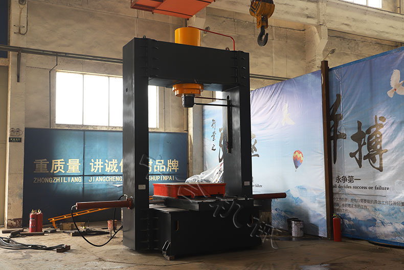 315T龍門移動(dòng)側(cè)缸式液壓機(jī)(圖2) 315T龍門移動(dòng)側(cè)缸式液壓機(jī)(圖2)