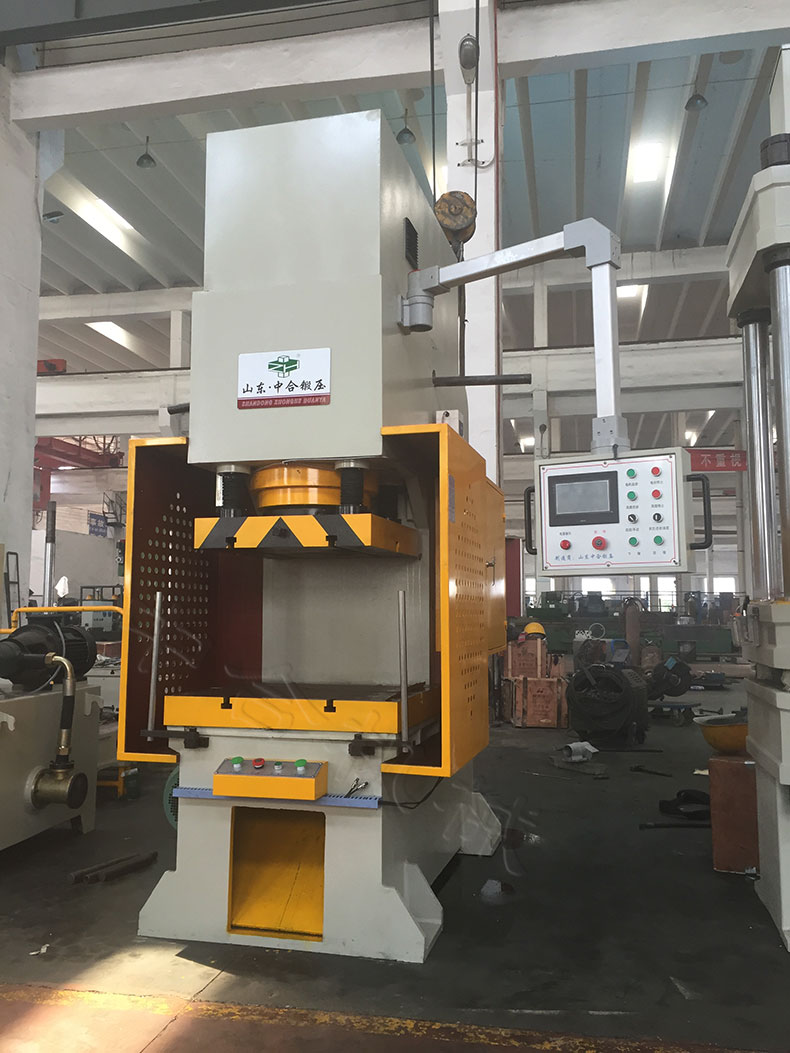 100噸導(dǎo)柱式液壓沖床(圖1) 100噸導(dǎo)柱式液壓沖床(圖1)