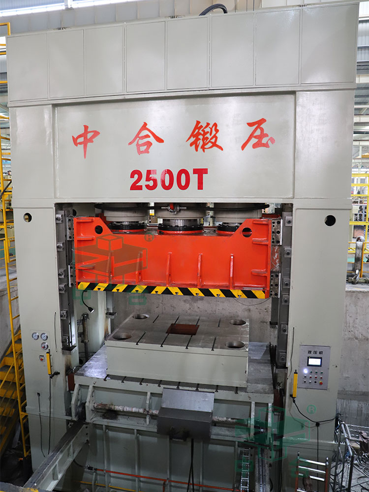 2500噸框架式液壓機車間試機 2500噸框架式液壓機車間試機