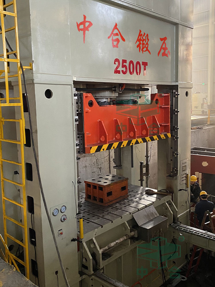 250噸框架式液壓機安裝完成 250噸框架式液壓機安裝完成