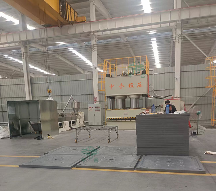 2000噸壓濾機濾板成型液壓機客戶現(xiàn)場 2000噸壓濾機濾板成型液壓機客戶現(xiàn)場
