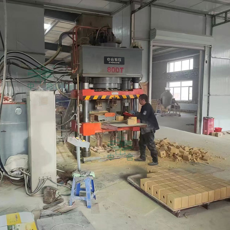 800噸鹽磚機(jī)(800噸四梁四柱液壓機(jī)).jpg 800噸鹽磚機(jī)(800噸四梁四柱液壓機(jī)).jpg