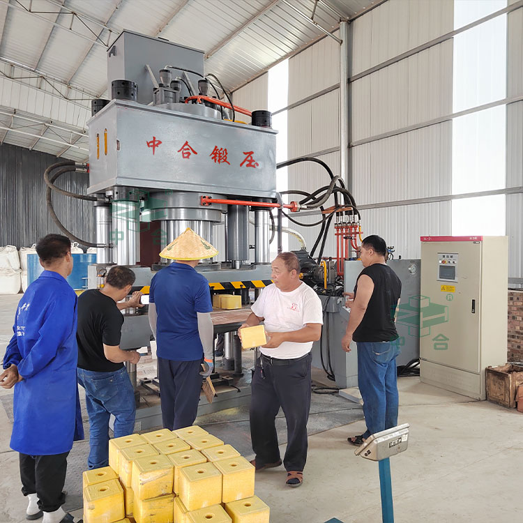 1000噸牛羊舔磚液壓機(jī)客戶現(xiàn)場(chǎng).jpg 1000噸牛羊舔磚液壓機(jī)客戶現(xiàn)場(chǎng).jpg