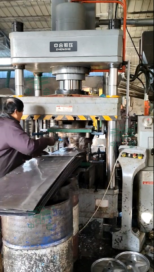 200噸沖壓農(nóng)用機械車輪轂專用液壓機客戶現(xiàn)場.jpg 200噸沖壓農(nóng)用機械車輪轂專用液壓機客戶現(xiàn)場.jpg