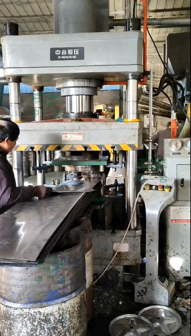 200噸四柱液壓機沖壓農(nóng)用機械車輪轂.jpg 200噸四柱液壓機沖壓農(nóng)用機械車輪轂.jpg