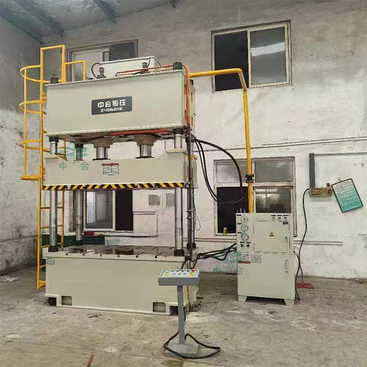 200噸四柱液壓機(jī)安裝完成 200噸四柱液壓機(jī)安裝完成