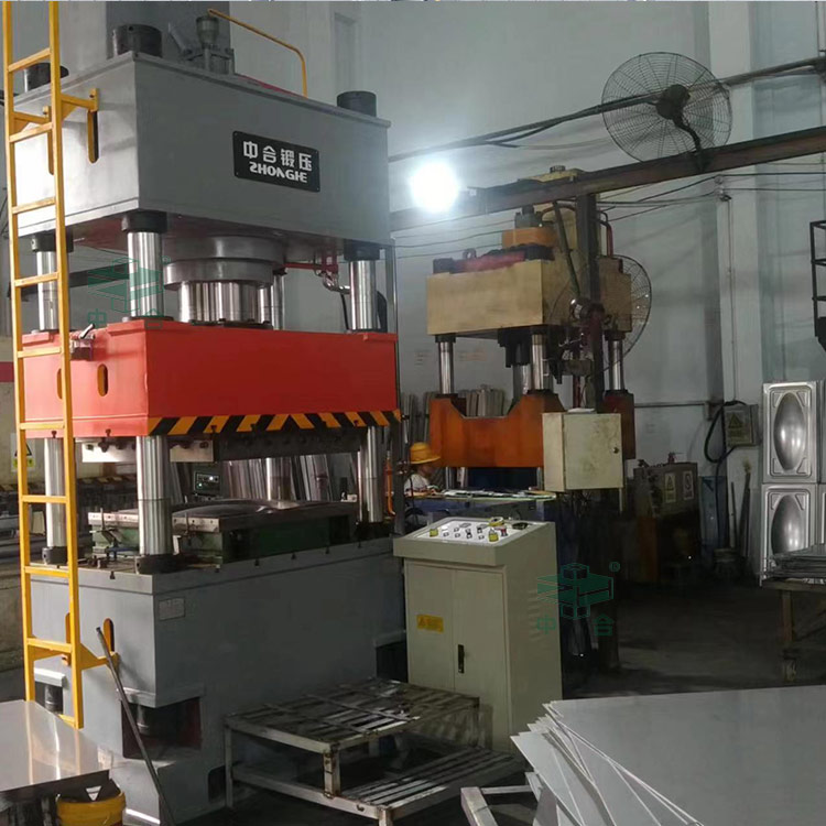 400噸不銹鋼水箱板拉伸液壓機(jī).jpg 400噸不銹鋼水箱板拉伸液壓機(jī).jpg