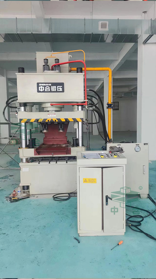 250噸四梁四柱液壓機(jī)客戶(hù)現(xiàn)場(chǎng).jpg 250噸四梁四柱液壓機(jī)客戶(hù)現(xiàn)場(chǎng).jpg