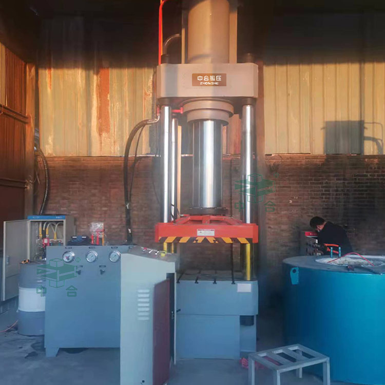 315噸耐火材料成型液壓機客戶現(xiàn)場.jpg 315噸耐火材料成型液壓機客戶現(xiàn)場.jpg