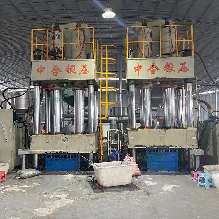 1000噸塑料建筑模殼成型液壓機客戶現(xiàn)場.jpg 1000噸塑料建筑模殼成型液壓機客戶現(xiàn)場.jpg