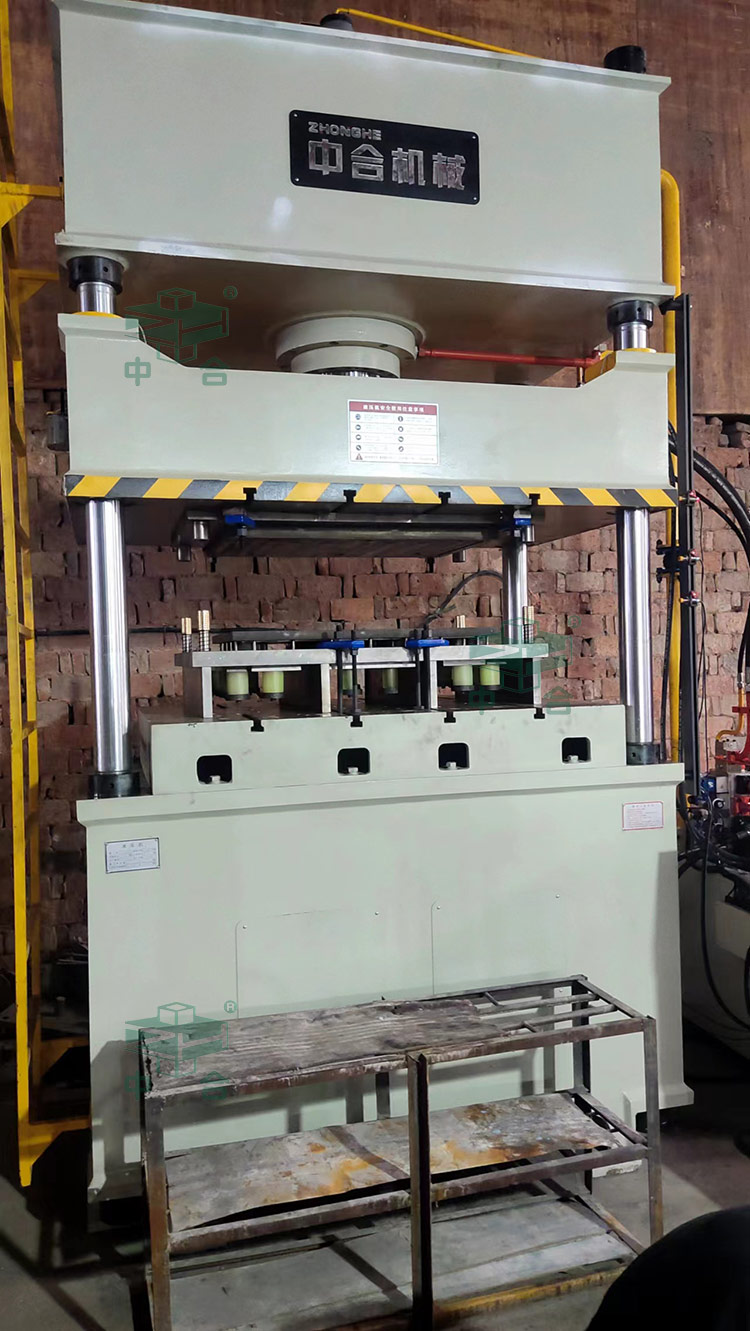 200噸四柱拉伸液壓機(jī)客戶現(xiàn)場.jpg 200噸四柱拉伸液壓機(jī)客戶現(xiàn)場.jpg