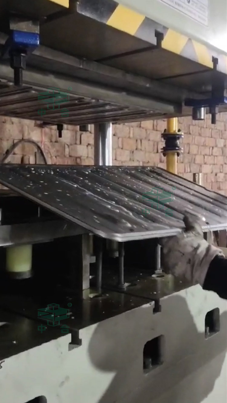 200噸四柱液壓機(jī)拉伸節(jié)能燈后殼.jpg 200噸四柱液壓機(jī)拉伸節(jié)能燈后殼.jpg