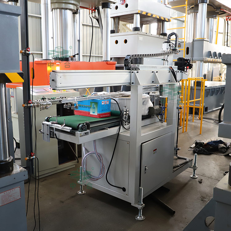 400噸四柱液壓機(jī)搭配自動(dòng)上下料裝置.jpg 400噸四柱液壓機(jī)搭配自動(dòng)上下料裝置.jpg