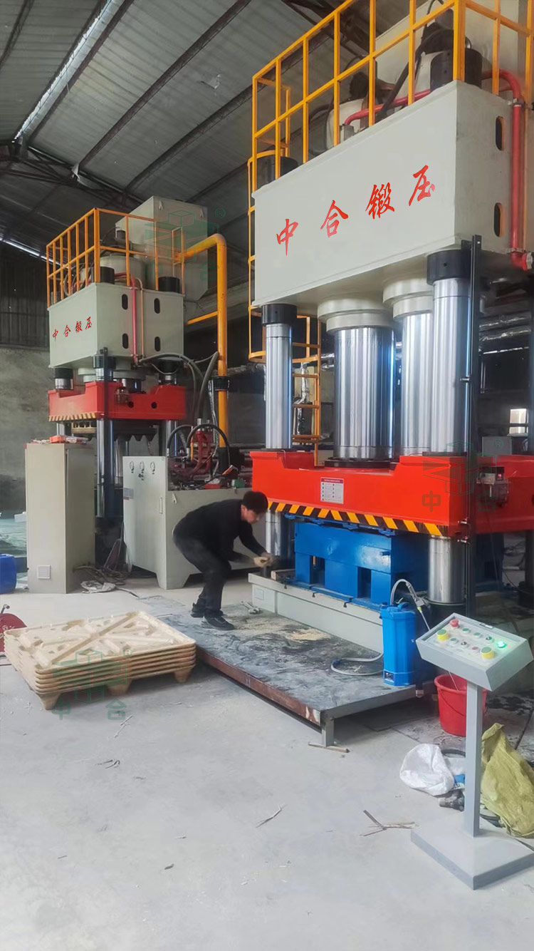 木屑托盤成型液壓機客戶現(xiàn)場.jpg 木屑托盤成型液壓機客戶現(xiàn)場.jpg