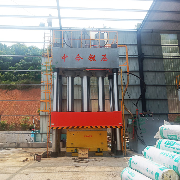 2000噸復合材料成型液壓機客戶現(xiàn)場.jpg 2000噸復合材料成型液壓機客戶現(xiàn)場.jpg