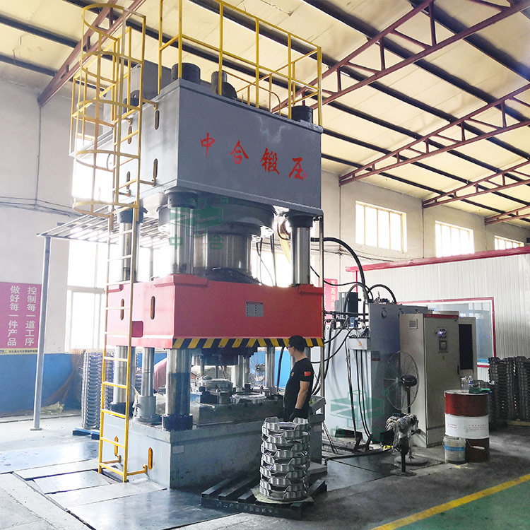 2000噸四柱液壓機(jī)(汽車配件沖壓成型液壓機(jī)).jpg 2000噸四柱液壓機(jī)(汽車配件沖壓成型液壓機(jī)).jpg