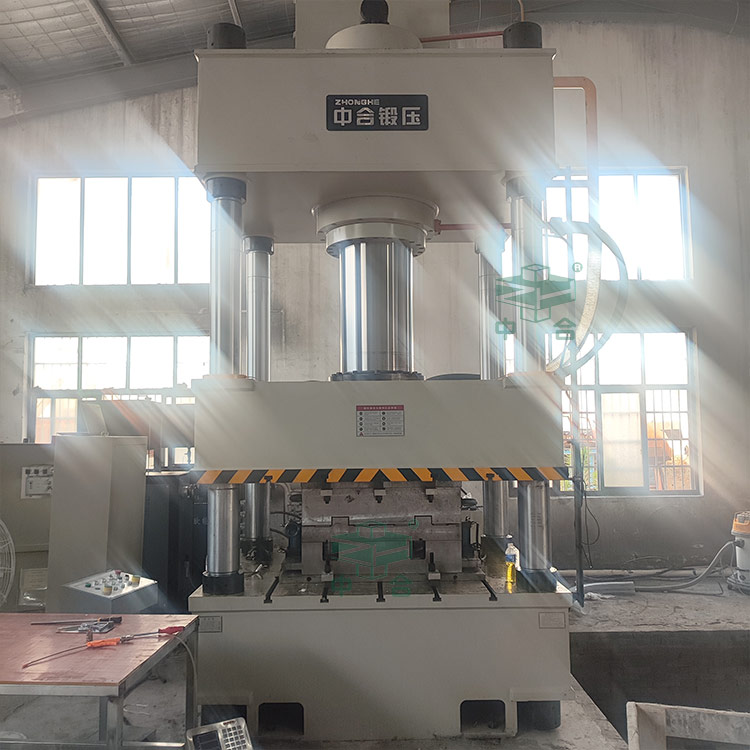 630噸四柱液壓機(jī)客戶現(xiàn)場(chǎng).jpg 630噸四柱液壓機(jī)客戶現(xiàn)場(chǎng).jpg