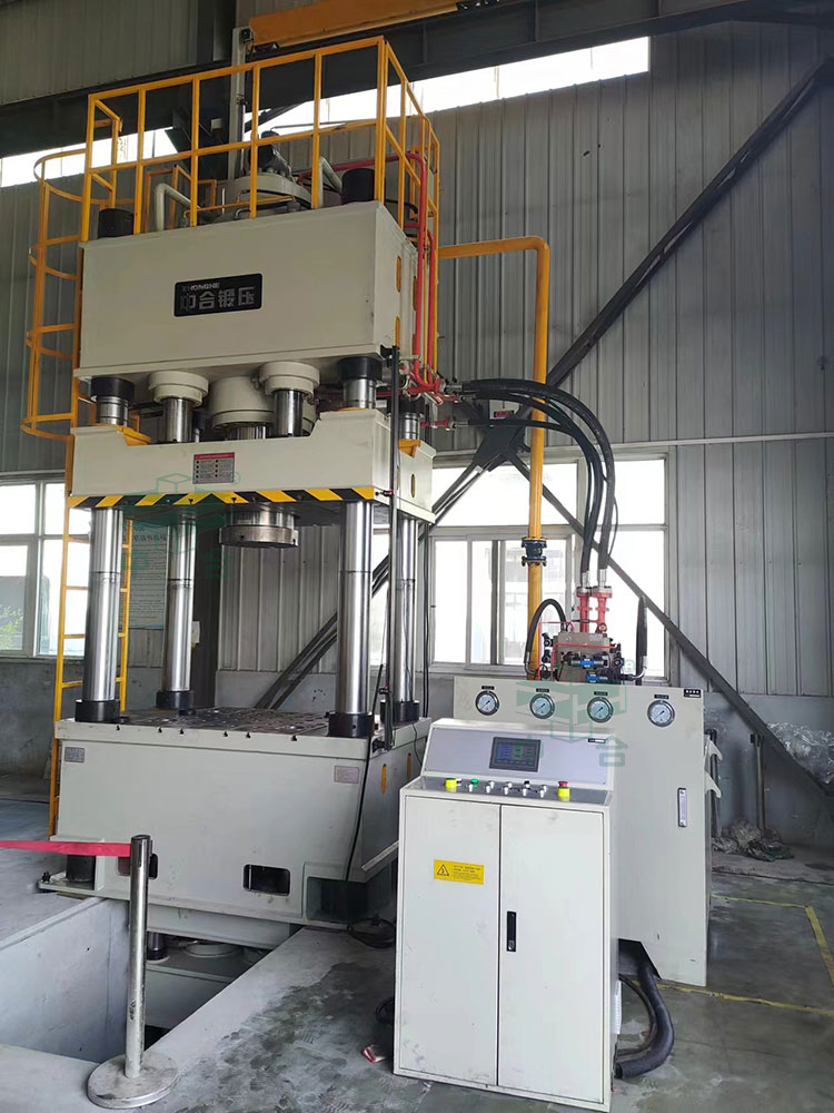 500噸封頭液壓機(jī)現(xiàn)場調(diào)試.jpg 500噸封頭液壓機(jī)現(xiàn)場調(diào)試.jpg