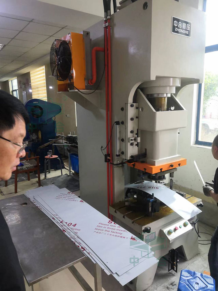 125噸油壓沖床試機(jī).jpg 125噸油壓沖床試機(jī).jpg