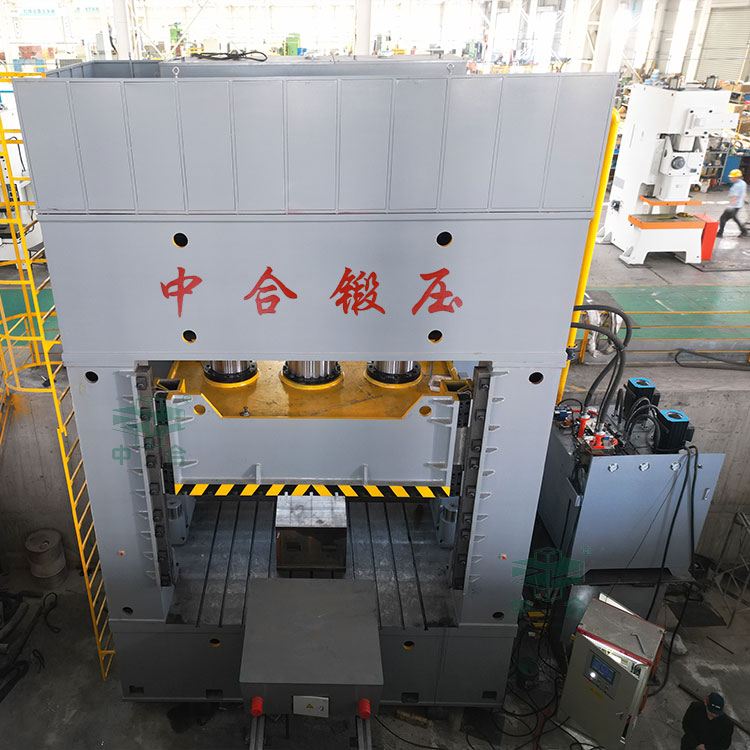 2000噸框架式液壓機(jī)車(chē)間實(shí)物.jpg 2000噸框架式液壓機(jī)車(chē)間實(shí)物.jpg