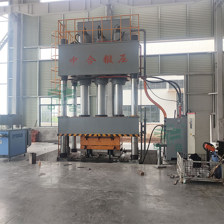 1500噸四柱液壓機(jī).jpg 1500噸四柱液壓機(jī).jpg