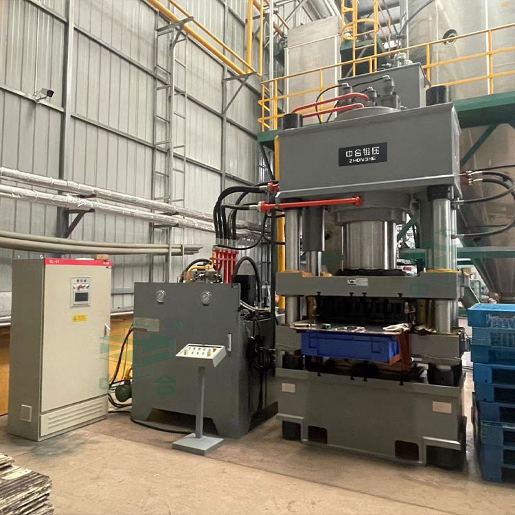 630噸全自動粉末壓塊機現(xiàn)場.jpg 630噸全自動粉末壓塊機現(xiàn)場.jpg