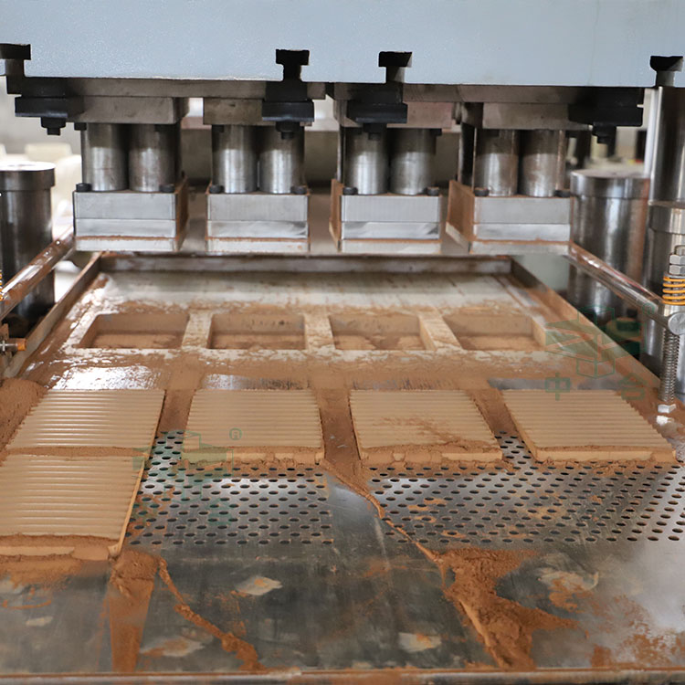 630噸粉末壓塊機試機.jpg 630噸粉末壓塊機試機.jpg