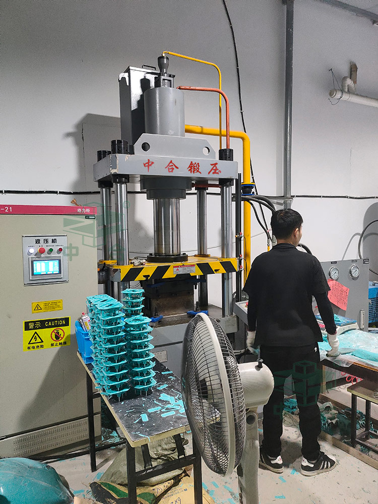 125噸三梁四柱液壓機(jī)現(xiàn)場(chǎng).jpg 125噸三梁四柱液壓機(jī)現(xiàn)場(chǎng).jpg