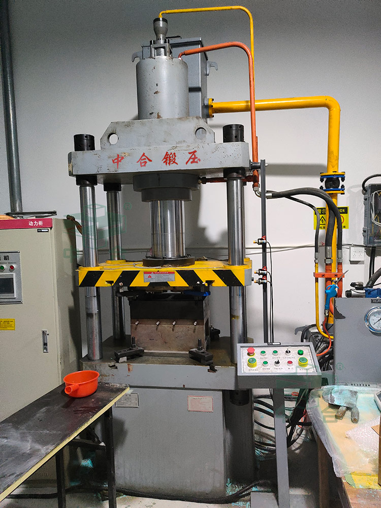 125噸三梁四柱液壓機(jī) 125噸三梁四柱液壓機(jī)