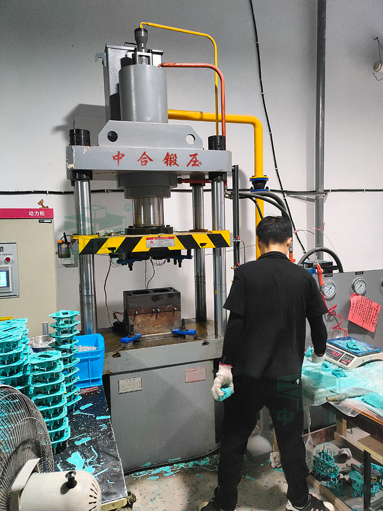 125噸電機(jī)接線端子熱壓成型液壓機(jī).jpg 125噸電機(jī)接線端子熱壓成型液壓機(jī).jpg