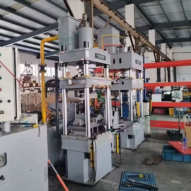 100噸四柱液壓機客戶車間現(xiàn)場.jpg 100噸四柱液壓機客戶車間現(xiàn)場.jpg