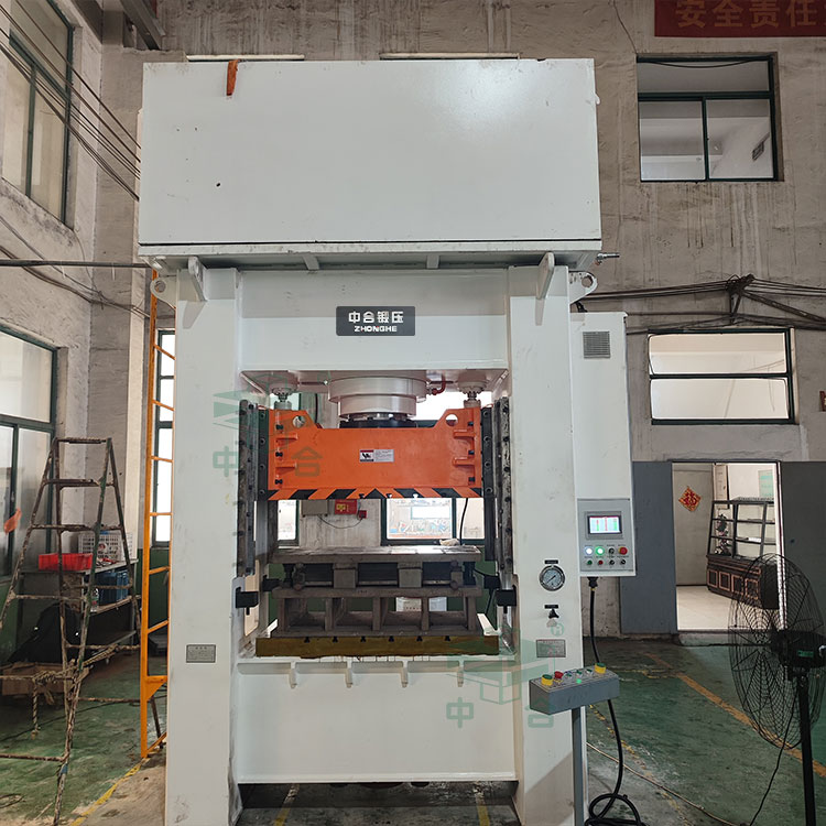 315噸框架式液壓機現(xiàn)場.jpg 315噸框架式液壓機現(xiàn)場.jpg