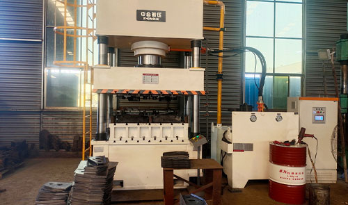 沖壓掛車懸架支架配件成型-500噸四柱液壓機