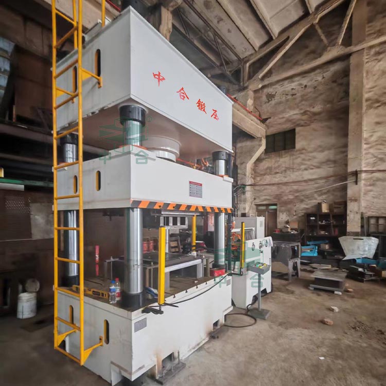 315噸三梁四柱液壓機(jī)現(xiàn)場(chǎng).jpg 315噸三梁四柱液壓機(jī)現(xiàn)場(chǎng).jpg