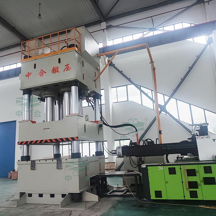 2000噸汽車配件成型液壓機(jī)現(xiàn)場 2000噸汽車配件成型液壓機(jī)現(xiàn)場