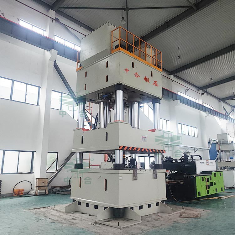 2000噸三梁四柱液壓機(jī) 2000噸三梁四柱液壓機(jī)