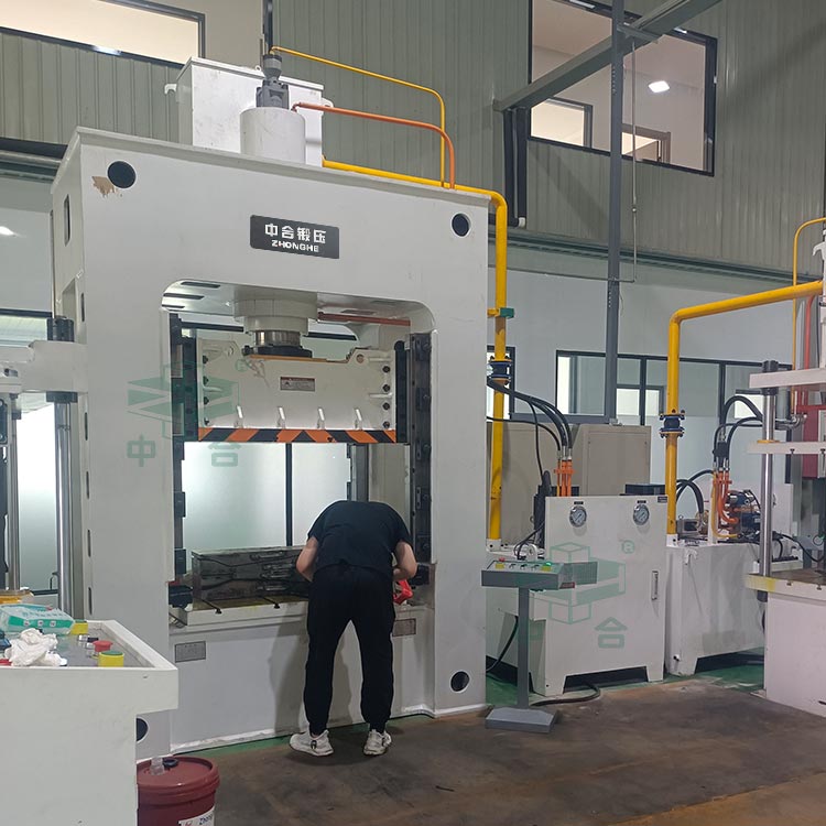 熱壓汽車內(nèi)飾件成型液壓機(jī).jpg 熱壓汽車內(nèi)飾件成型液壓機(jī).jpg