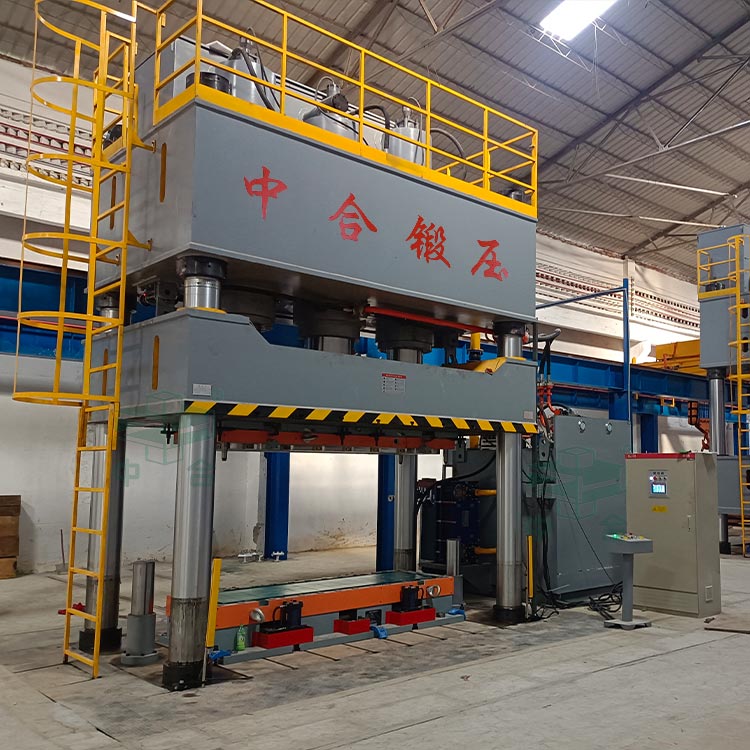 2000噸四柱液壓機(jī)現(xiàn)場(chǎng) 2000噸四柱液壓機(jī)現(xiàn)場(chǎng)