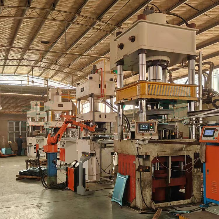 200噸三梁四柱液壓機(jī)現(xiàn)場(chǎng).jpg 200噸三梁四柱液壓機(jī)現(xiàn)場(chǎng).jpg