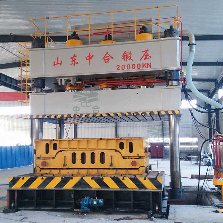 2000噸四柱液壓機(jī)現(xiàn)場.jpg 2000噸四柱液壓機(jī)現(xiàn)場.jpg