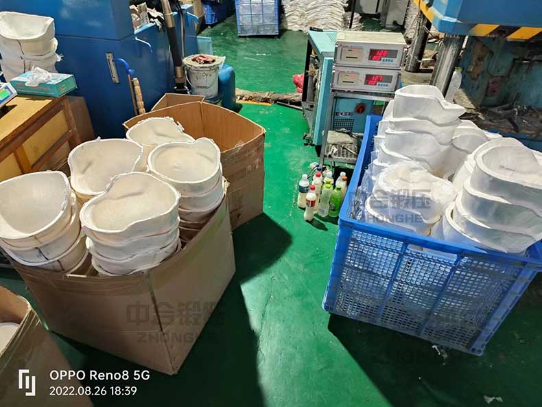 凱夫拉頭盔半成品現(xiàn)場.jpg 凱夫拉頭盔半成品現(xiàn)場.jpg