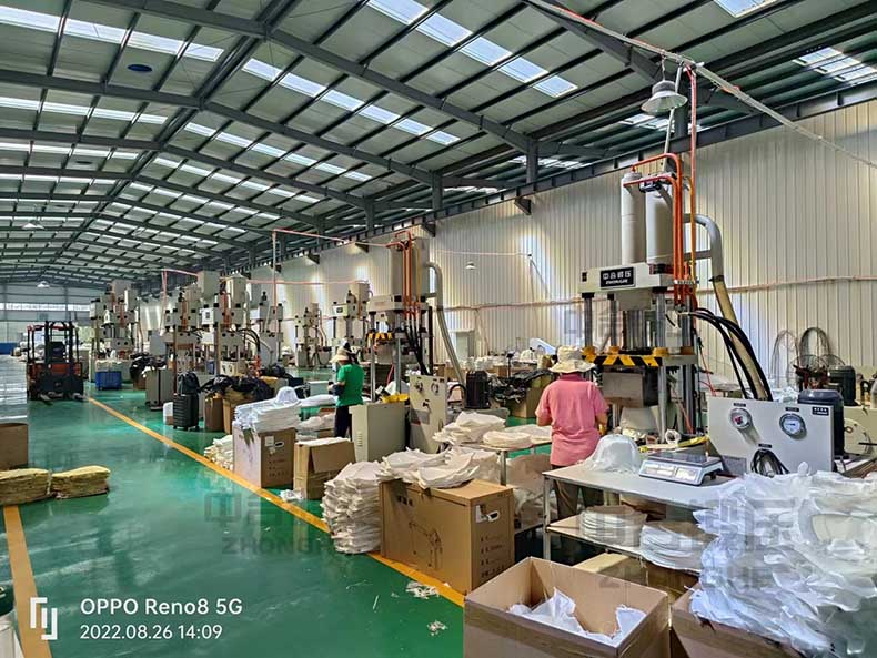 315噸凱夫拉頭盔成型液壓機現(xiàn)場.jpg 315噸凱夫拉頭盔成型液壓機現(xiàn)場.jpg