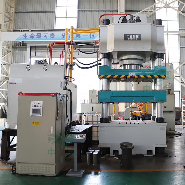 800噸牛羊舔磚液壓機(jī)車間實物.jpg 800噸牛羊舔磚液壓機(jī)車間實物.jpg