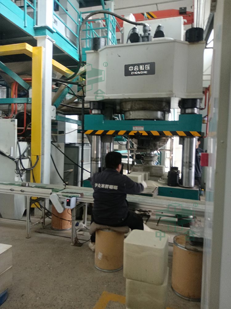 800噸牛羊舔磚液壓機(jī)客戶現(xiàn)場.jpg 800噸牛羊舔磚液壓機(jī)客戶現(xiàn)場.jpg