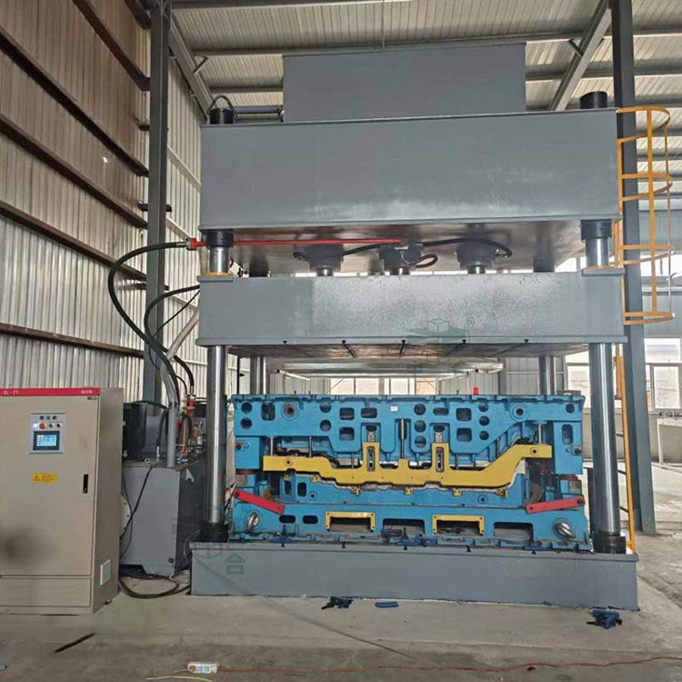 315噸汽車內(nèi)飾件液壓機現(xiàn)場.jpg 315噸汽車內(nèi)飾件液壓機現(xiàn)場.jpg