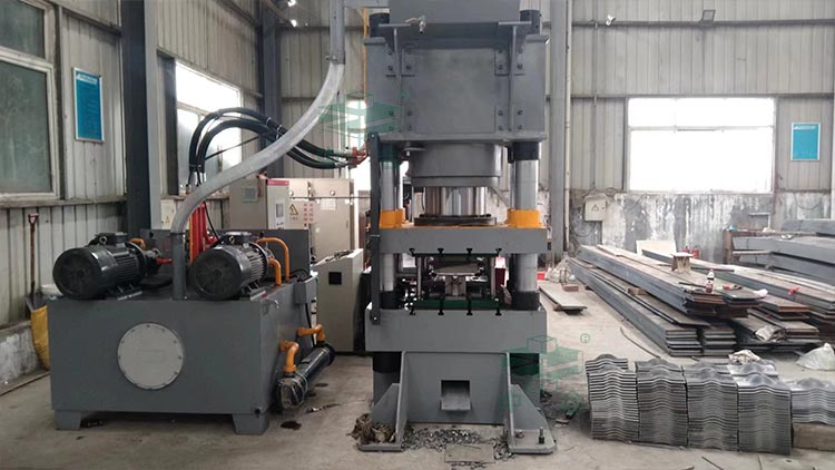 500噸三梁四柱液壓機(jī).jpg 500噸三梁四柱液壓機(jī).jpg