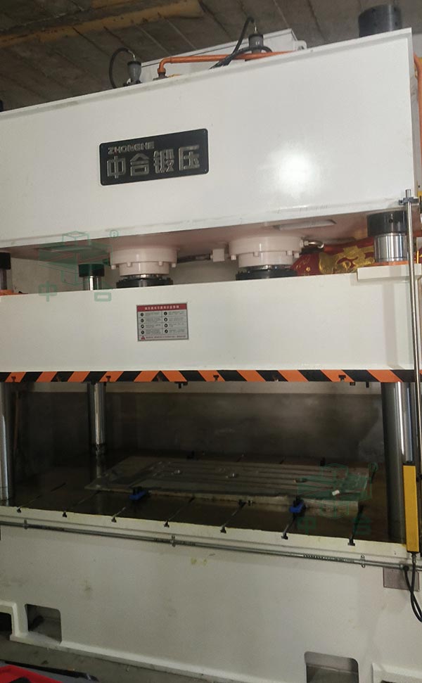 250噸四柱液壓機加工發(fā)動機下護板.jpg 250噸四柱液壓機加工發(fā)動機下護板.jpg