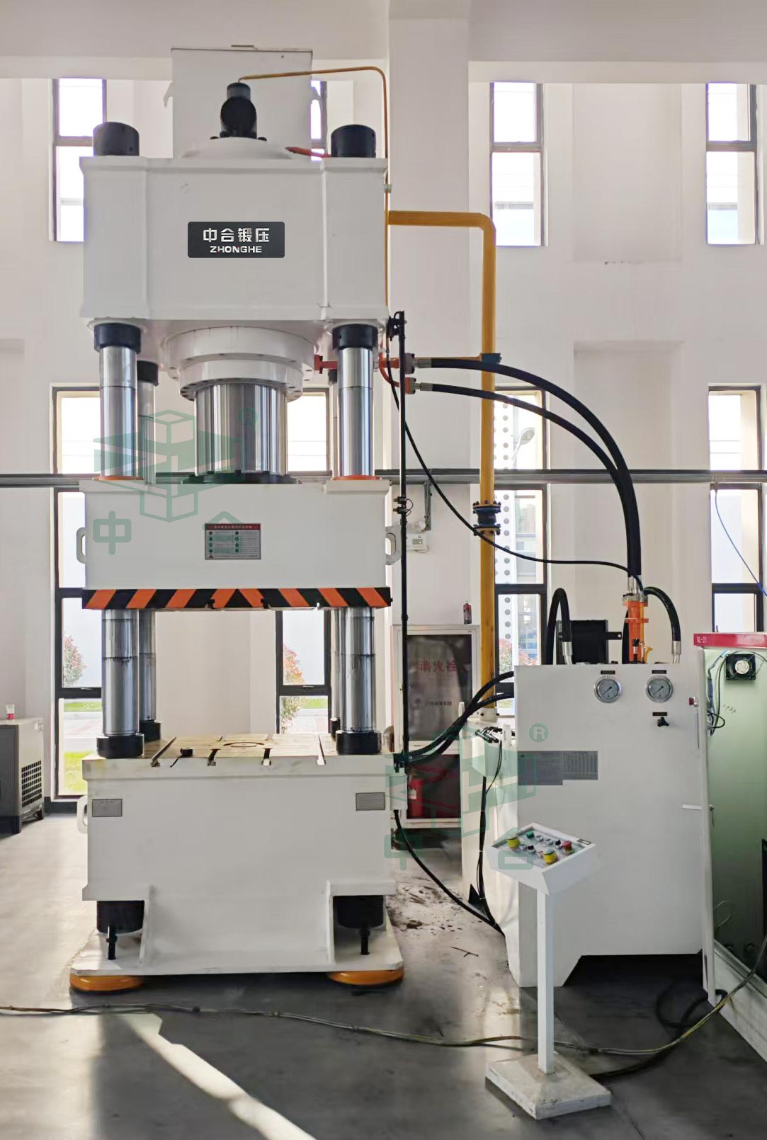 630噸伺服四柱液壓機(jī).jpg 630噸伺服四柱液壓機(jī).jpg