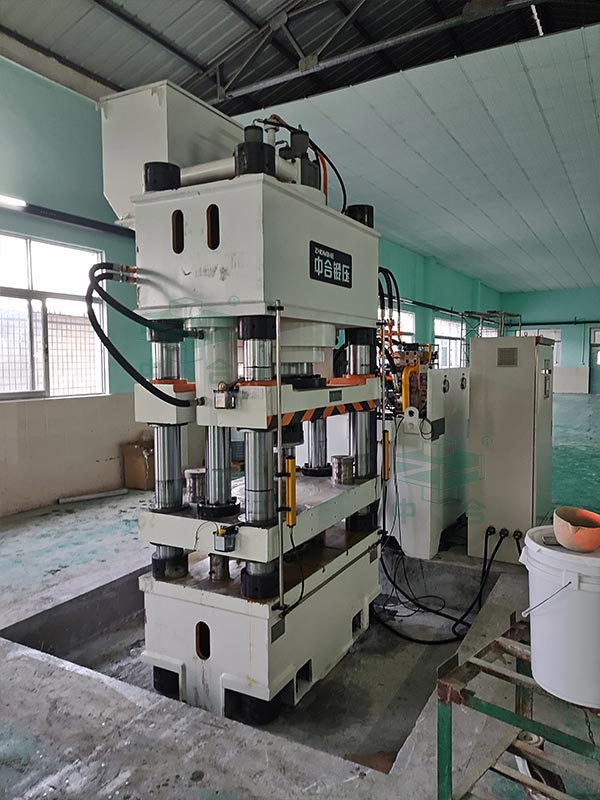 630噸四柱液壓機(jī)安裝調(diào)試.jpg 630噸四柱液壓機(jī)安裝調(diào)試.jpg